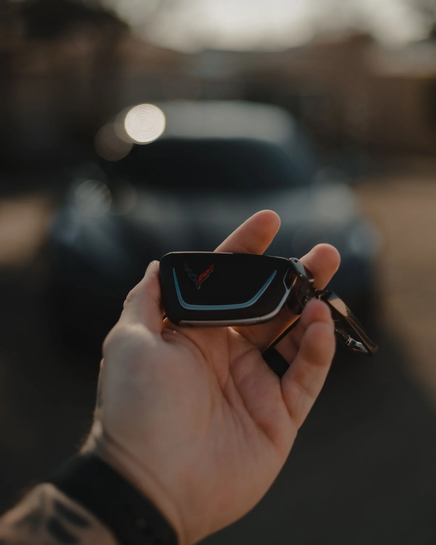 Chave eletrónica de um automóvel segurada na mão